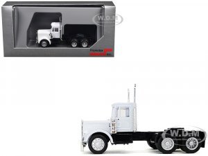 Kenworth W900 Short Day Cab New Version White (HO) Plastic