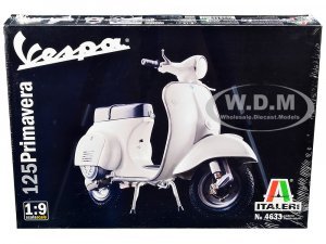 Vespa 125 Primavera Scooter 1/9 Scale Model by Italeri