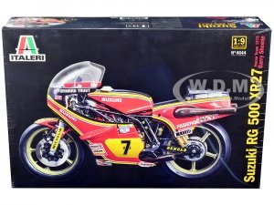Skill 5 Model Kit Suzuki RG 500 XR27 Motorcycle #7 Barry Sheene Heron Team (1978) 1/9 Scale Model by Italeri