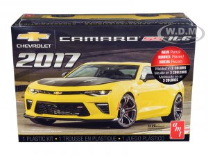 2017 Chevrolet Camaro SS 1LE 1/25 Scale Model by AMT